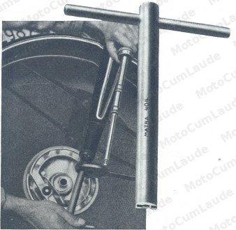 Schlüssel zum Lösen der unteren Schlitzmutter in der Teleskopgabel